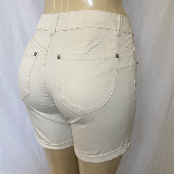 SALE!!! DEMOCRACY Jeans Women’s Tummy Control Size 4 Beige Shorts 7” Inseam NWOT - Picture 2 of 6